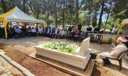 Sanayici M. Naci Topçuoğlu, mezarı başında dualarla anıldı