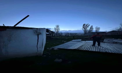 Sarıkamış’ta fırtına okulun ve evlerin çatısını uçurdu