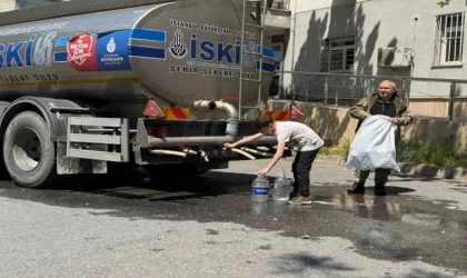 Sarıyer’de çöken yol vatandaşı suyundan etti: Tankerden evlerine bidonlarla su taşıdılar