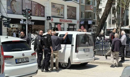 Şehrin göbeğindeki silahlı kavga polisi harekete geçirdi