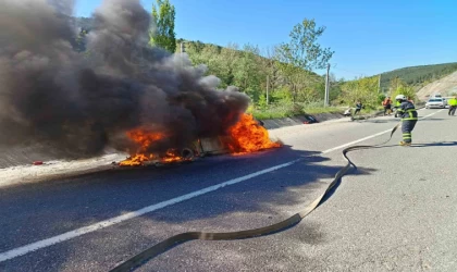 Seyir halinde bir anda alev alan araç kül oldu