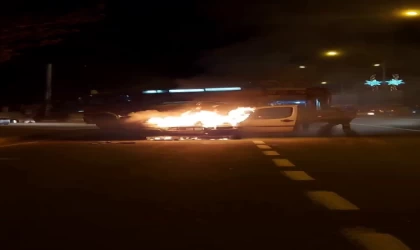 Seyir halindeki araç alev aldı