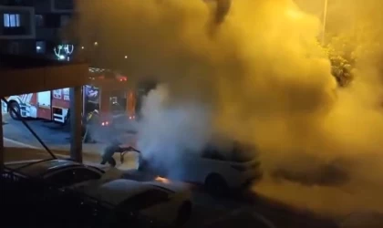 Silivri’de park halindeki araçta yangın paniği