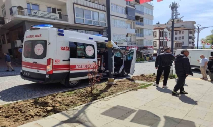 Sinop’ta motosiklet ile hafif ticari araç çarpıştı: 1 yaralı