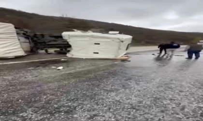 Sivas’ta kontrolden çıkan kamyon devrildi, sürücü yaralandı