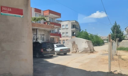 Sokak ortasına kurulan çadır ulaşıma engel oluyor