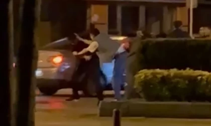 Sokak ortasında yumruklar havada uçuştu