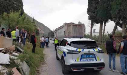 Söke’de feci kaza: Kamyonun çarptığı temizlik işleri personeli hayatını kaybetti