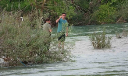 Suların yükseldiğini fark etmeyince ırmaktaki adacıkta mahsur kaldılar