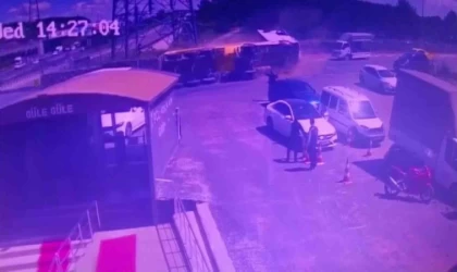 Sultanbeyli’de virajı dönemeyen hafriyat kamyonu otomobilin üzerine devrildi