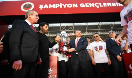 Süper Lig’e yükselen Gençlerbirliği, kupasını aldı