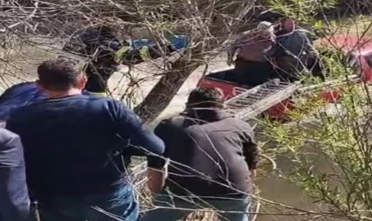 Sürücü aracıyla dereye uçtu