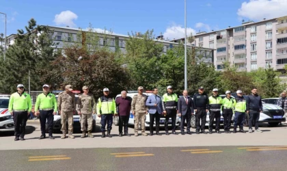 Sürücülere çikolata ve kolonya ikramlı trafik denetimi
