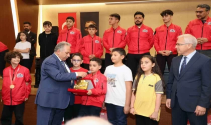 Talas Belediye Meclisi’nde TEKNOFEST şampiyonları rüzgarı esti