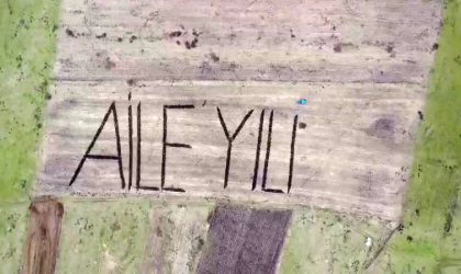 Tarlasına traktörüyle ”Aile Yılı” yazdı