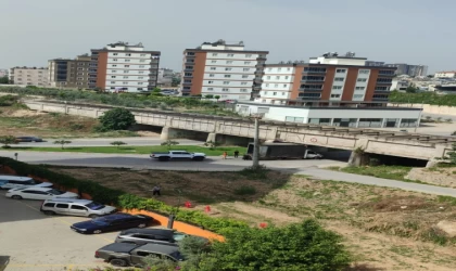 Tarsus’ta kamyonet köprü altına sıkıştı