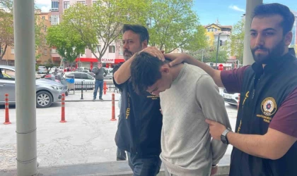 Tartıştığı kişiyi kafasından taşla yaraladı