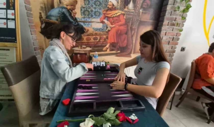 Tavlalar çiçek açtı: 83 kadın kıyasıya mücadele ediyor