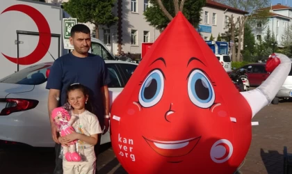 Tavşanlı’da oyuncak hediyeli kan bağışı kampanyası yoğun ilgi gördü