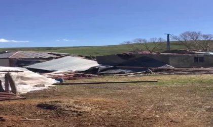 Tekman’da hortumda binaların çatıları uçtu