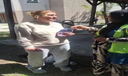 Temizlik görevlisi bulduğu para dolu cüzdanı sahibine teslim etti