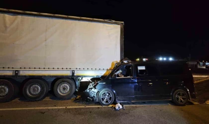 Ticari araç tıra arkadan çarptı: 1 ağır yaralı