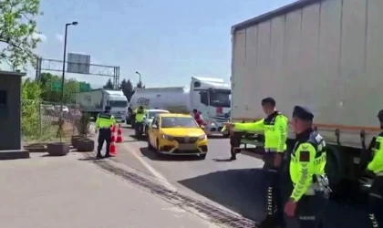 Ticari taksiyle göçmen kaçakçılığı girişimi jandarmaya takıldı