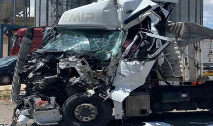 Tır hurdaya döndü, sürücü bu kazadan sağ kurtuldu