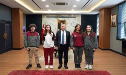 Trafik konulu resim yarışmasında dereceye giren öğrenciler Emniyet Müdürü Kurt’u ziyaret etti