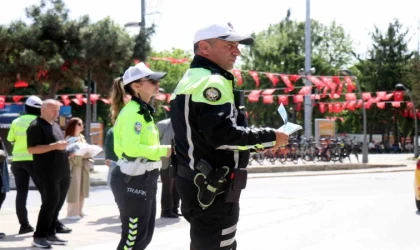 Trafik kuralları için kendisini bilgilendiren polisi tebrik etti: Kuralları ihlal edenlere böyle tepki gösterdi