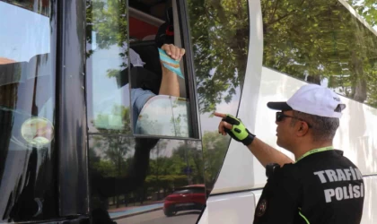 Trafik polisleri bu kez bilinçlendirmek için durdurdu