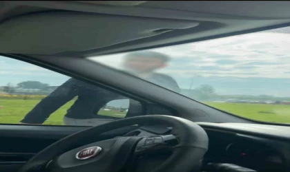 Trafikte korku dolu anlar...Aracından inen tır sürücüsünden çirkin hareketler