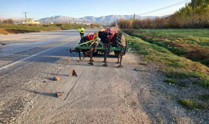Traktöre arkadan çarpan otomobilde sürücü yaralandı