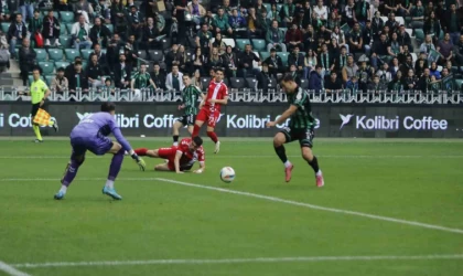 Trendyol 1. Lig: Kocaelispor: 4 - Ankara Keçiörengücü: 1 (İlk yarı)