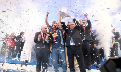 Trendyol 1. Lig’e yükselen Sarıyer, kupasını aldı