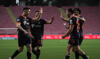Trendyol Süper Lig: Atakaş Hatayspor: 1 - Başakşehir: 2 (İlk yarı)