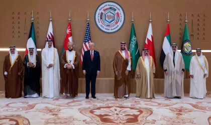 Trump: ”Selman ve Erdoğan’la görüşmemin ardından yeni bir başlangıç yapmaları için Suriye’ye tüm yaptırımları kaldırıyoruz”