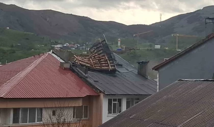 Tunceli’de fırtına etkili oldu, çatılar uçtu, ulaşımda aksamalar yaşanıyor