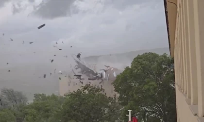 Tunceli’deki fırtınada çatı saniyeler içerisinde parçalandı