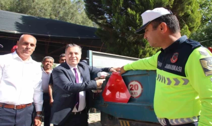 Turgutlu’da traktör sürücülerine reflektör uyarısı yapıldı