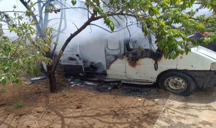 Tuşba’da park halindeki minibüs yandı