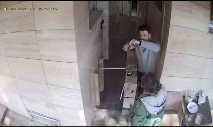 Tuvalette bulduğu altın dolu keseyi polise teslim etti