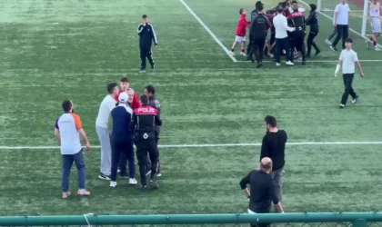 U-15 Futbol Ligi şampiyonluk maçında saha karıştı