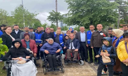 Ümraniye’de engelli vatandaşlar, ”Senin de Bir Ağacın Olsun” sloganıyla fidanları toprakla buluşturdu