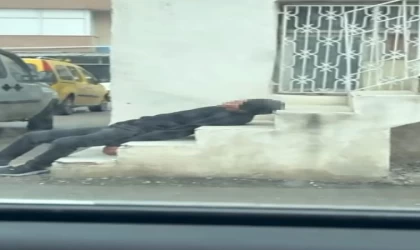 Uyuşturucu bağımlısı merdivenlerde sızıp kaldı
