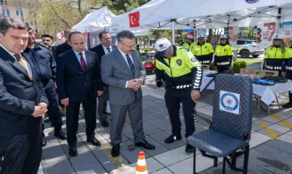 Vali Aksoy, polis ekiplerince kurulan stantları ziyaret etti