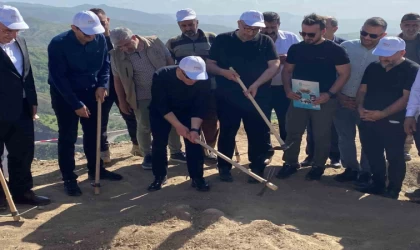 Vali Hatipoğlu, 3 bin yıllık tarihi Palu Kalesi için ilk kazmayı vurdu