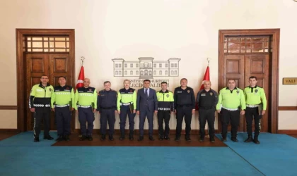 Vali Şefik Aygöl’den trafik personeline başarı belgesi