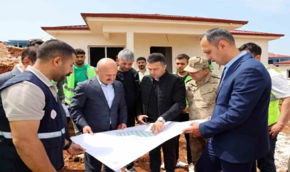 Vali Varol, köy evlerinde incelemelerde bulundu