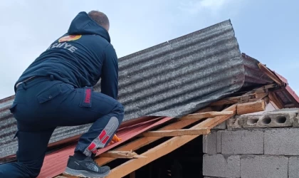 Van itfaiyesi fırtınaya karşı gece boyu seferber oldu